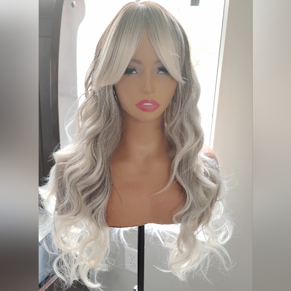 Elegant Wavy Blonde Wig